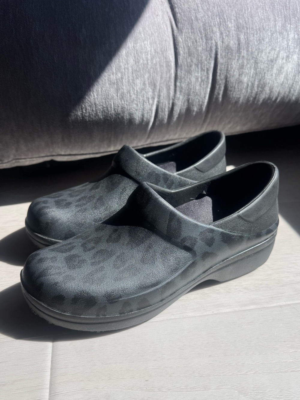 Crocs Neria Leopard Animal Print Clogs - Size 7